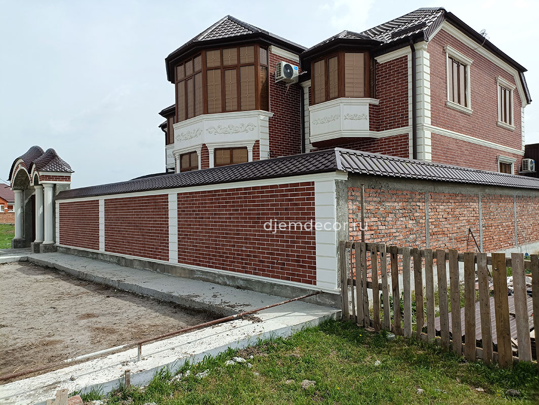 Оформление фасада и забора частного домовладения в Грозном