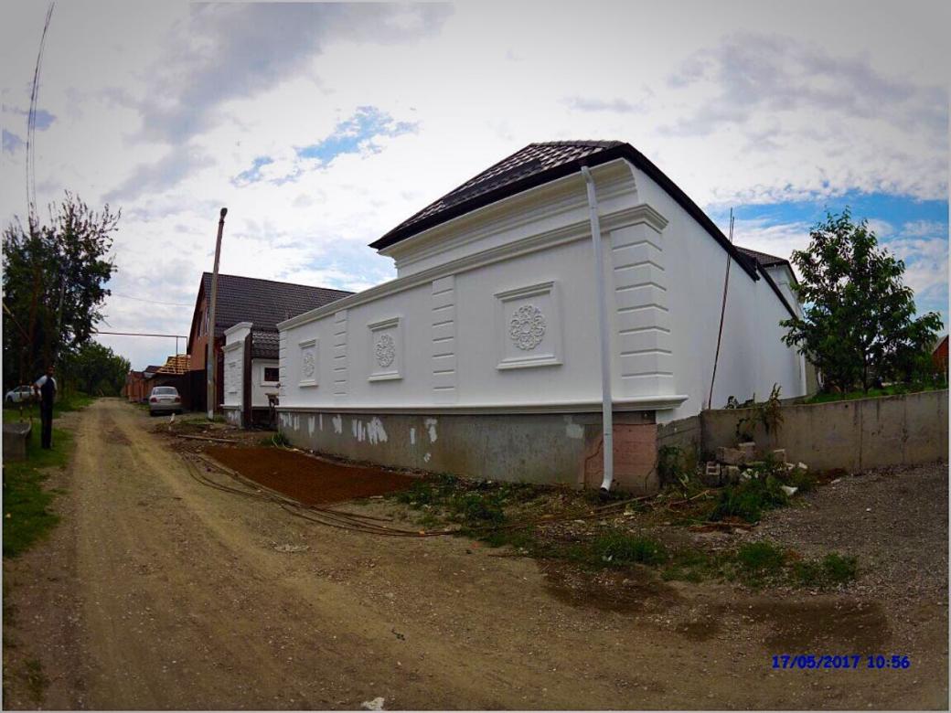 Белый дом с орнаментами и стеновыми панелями (г. Грозный)